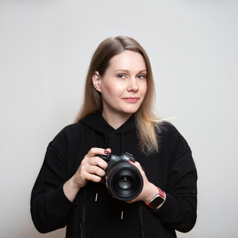 Stefanie Pytel, Portrait, Kamera in der Hand, leichtes Lächeln