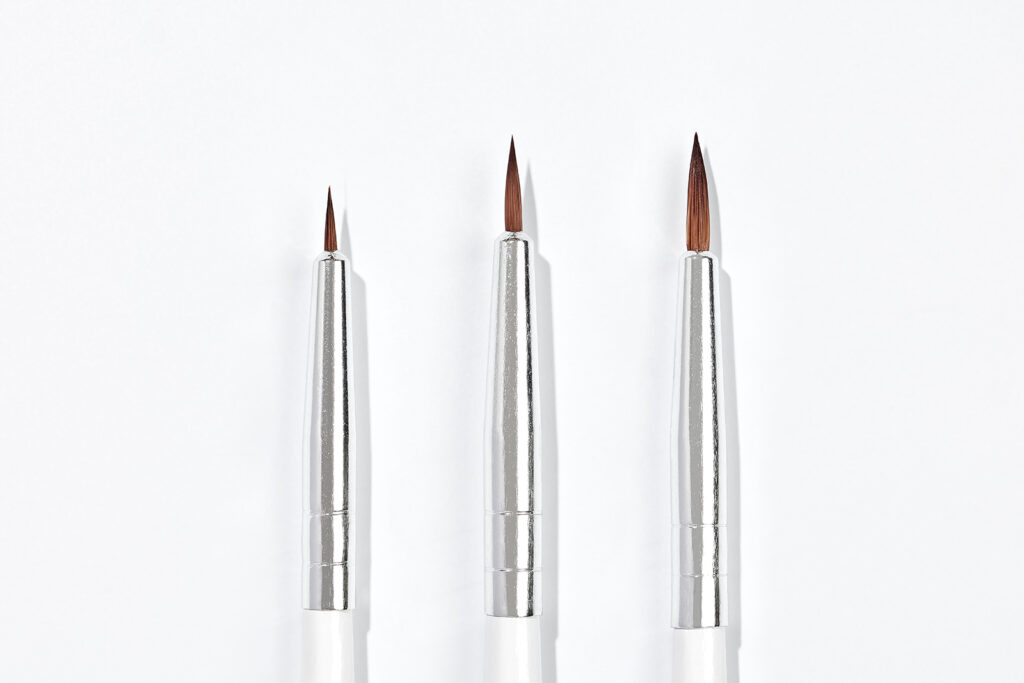 Marco-Produktfoto von einem Pinselset, drei Größen für Eyeliner, weißer Hintergrund