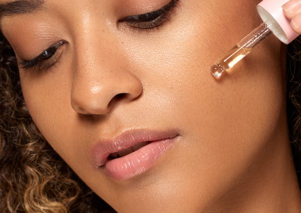 Beauty Produktfotografie Skincare-Serum, Detailaufnahme mit Pipette und Model
