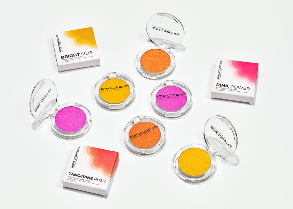Produktfotografie Kosmetik-Flatlay mit Lidschatten und Verpackung von NOMA Cosmetics