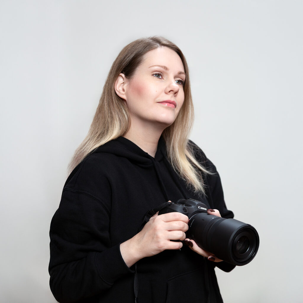 Stefanie Pytel, Fotografin, grauer Hintergrund und Kamera in der Hand