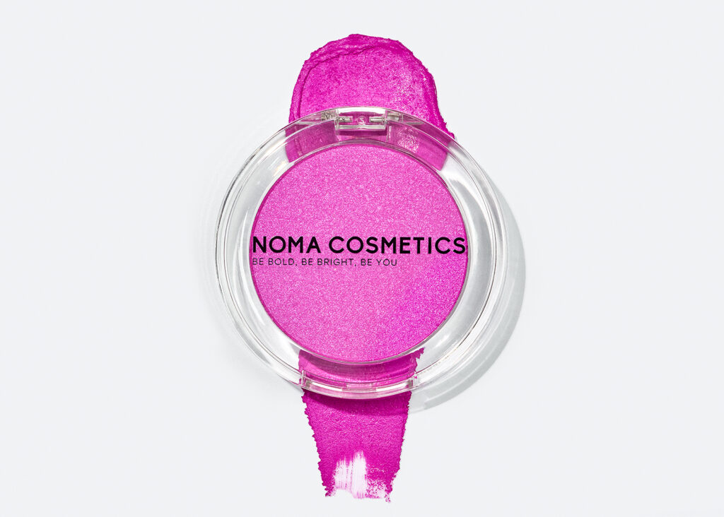Beauty-Produktfotografie pinker Lidschatten mit Farbauftrag von NOMA Cosmetics