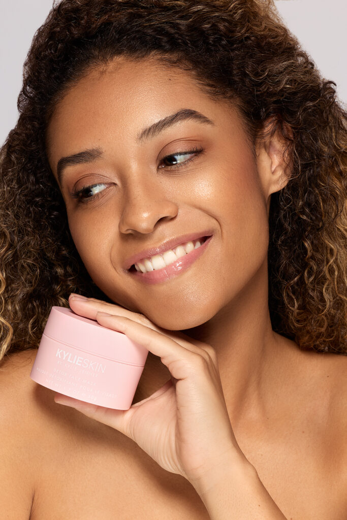 Studio Beautyfotografie für Skincare-Produkt Model und Produkt in der Hand