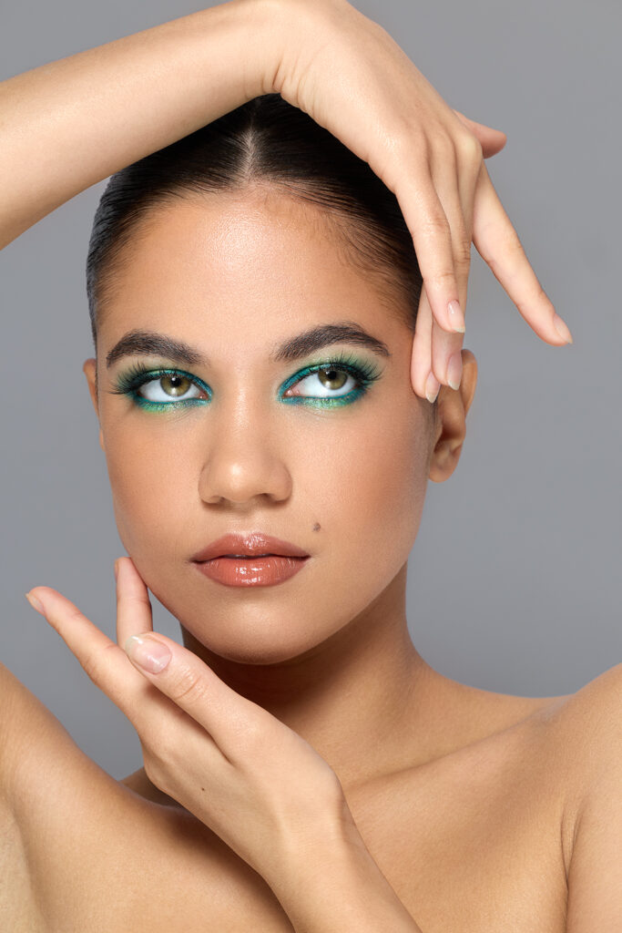 Beautyfoto, starkes Makeup, Model hat ein grünes Augenmakeup
